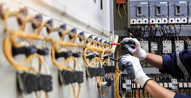 Professional Electrician technician working in Grosse Pointe Park, MI